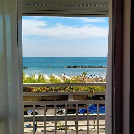 Hotel Ristorante Miramare เปซาโร ภายนอก รูปภาพ