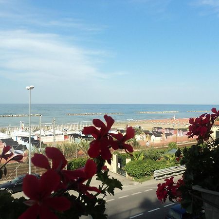 Hotel Ristorante Miramare เปซาโร ภายนอก รูปภาพ