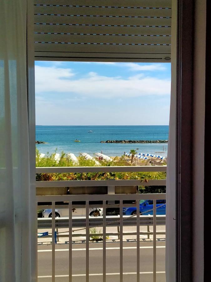 Hotel Ristorante Miramare เปซาโร ภายนอก รูปภาพ
