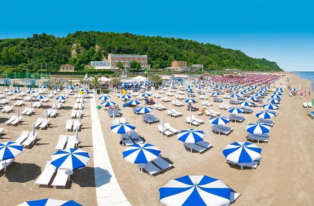 Hotel Ristorante Miramare เปซาโร ภายนอก รูปภาพ