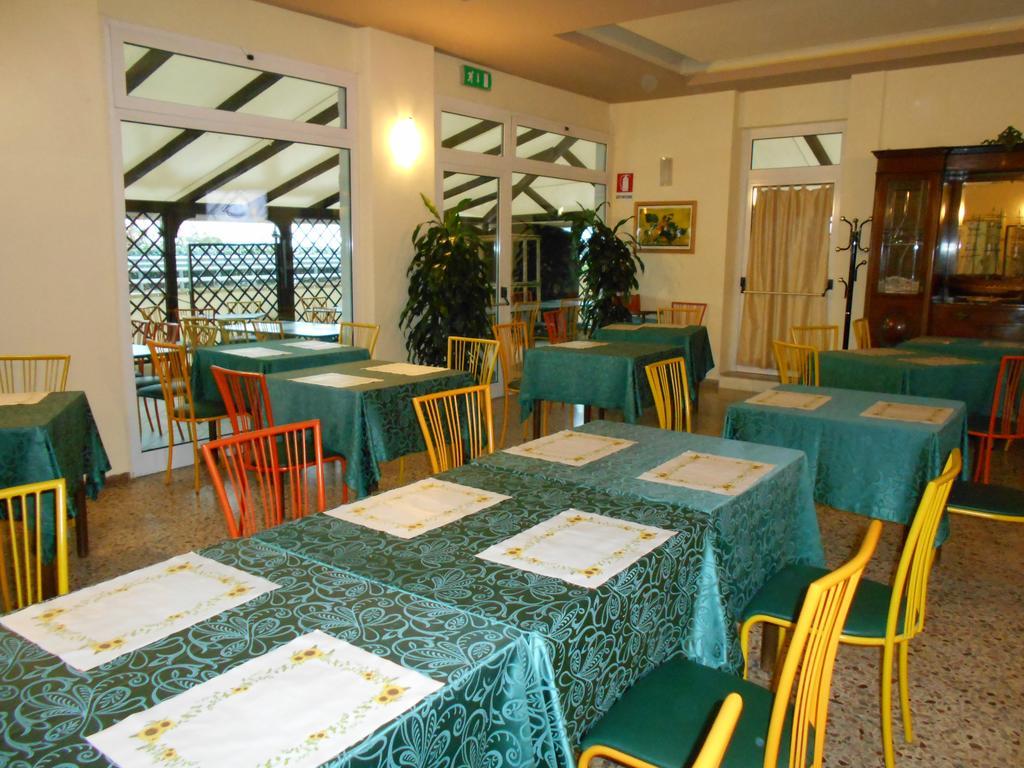 Hotel Ristorante Miramare เปซาโร ภายนอก รูปภาพ
