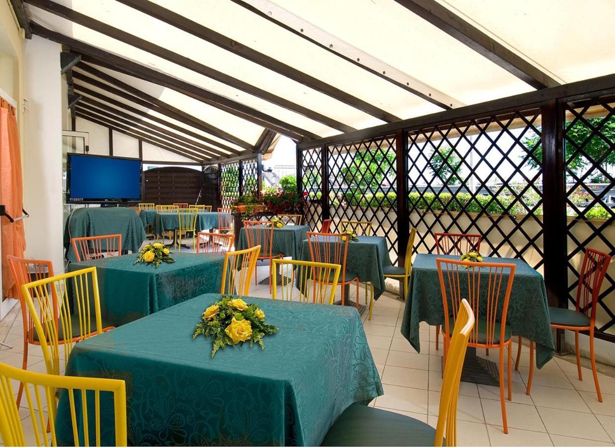 Hotel Ristorante Miramare เปซาโร ภายนอก รูปภาพ